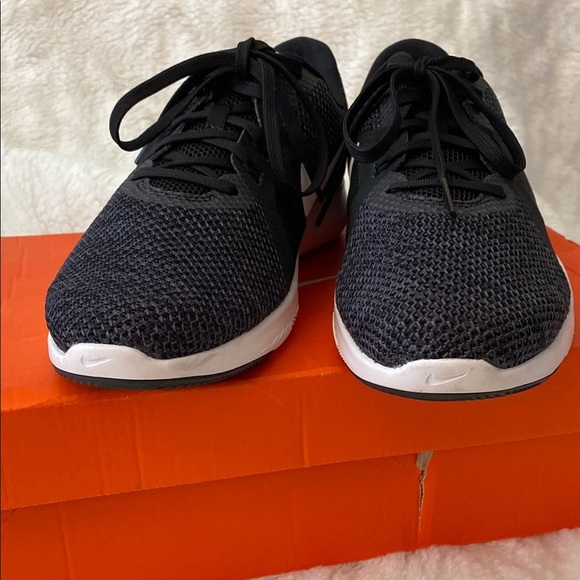 Nike Black and White Athletic Shoes - Picture 3 of 11